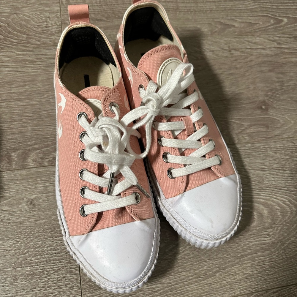 MCQ Alexander McQueen Swallow  Sneakers Size 39 EU
Feel like US9